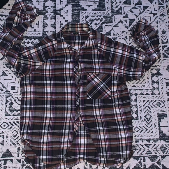 Two button up shirts - Picture 5 of 5